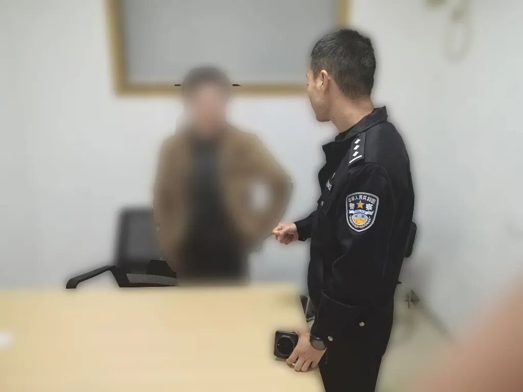 提着8万元现金正要出门，被民警拦住了去路......