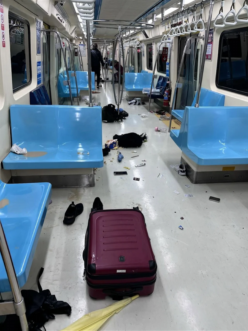台北攻击事件案发地被贴“将杀更多人”英文字条，警方仍在追查；当晚台北捷运发生恐慌事件，约40岁男子突然情绪失控，导致乘客恐慌撤离