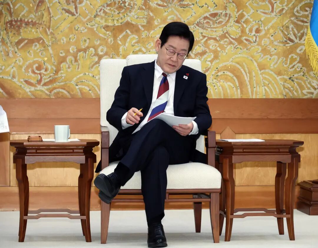 韩总统时隔1330天重返青瓦台办公，李在明首次入驻，与助手同楼；目前暂住汉南洞官邸，每天单程通勤8-9公里