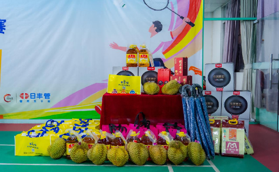 Badminton players in action at the Fengshan Waterfront Owners Badminton Tournament.
