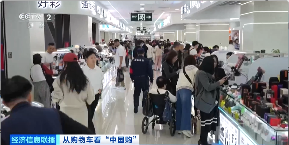 火爆!外国游客涌入,疯狂“扫货”!直呼“太划算了”→_澎湃号·媒体_澎湃新闻-The Paper