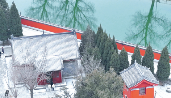 媒体报道】雪落显雅韵定格一城色2026年第一场雪后的石家庄，银装素裹