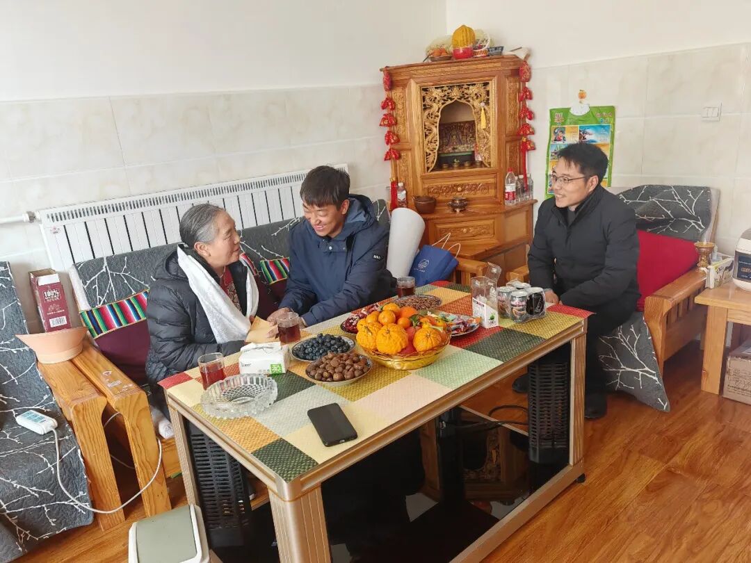 香格里拉市人民法院慰问退休老干部活动_香格里拉市人民法院春节走访慰问退休老干部_委 春节 慰问老干部