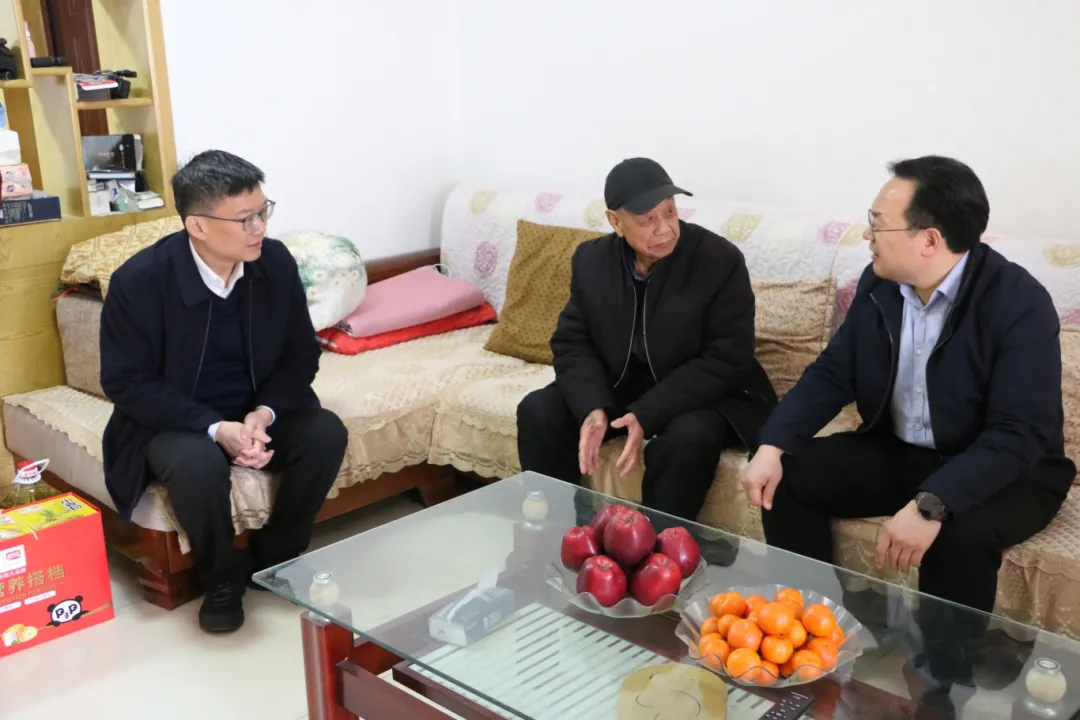 新春佳节前夕，沈丘法院走访慰问老干部，情暖人心