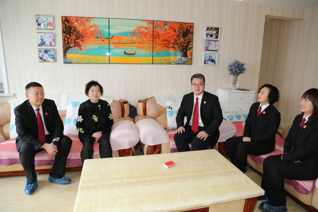 传承尊老敬贤传统_西安区法院慰问退休老干部_局走访慰问老干部