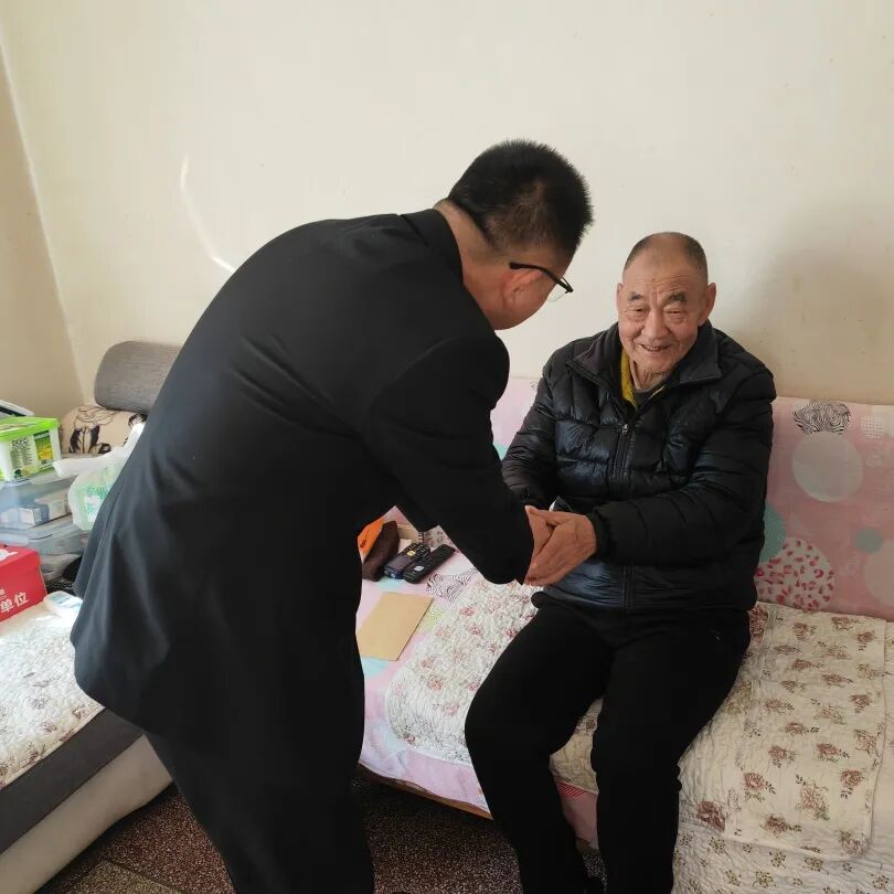 寻甸法院院长李世民走访慰问退休干部_寻甸法院慰问退休老干部_局走访慰问老干部