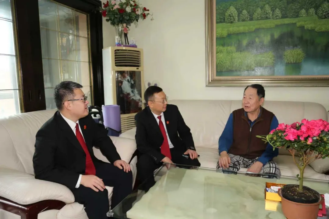 新春佳节将至，西安区法院党组班子慰问退休