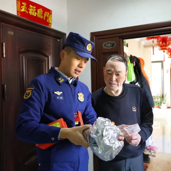 敲开家门讲安全,暖心守护不打烊!_澎湃号·政务_澎湃新闻-The Paper