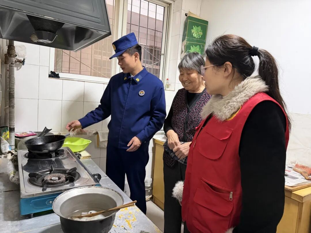 敲开家门讲安全,暖心守护不打烊!_澎湃号·政务_澎湃新闻-The Paper