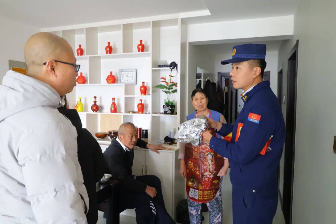 敲开家门讲安全,暖心守护不打烊!_澎湃号·政务_澎湃新闻-The Paper