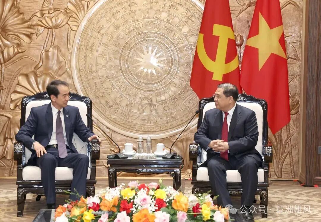 中国驻越南大使何炜拜会越共中央政治局委员、中央办公厅主任范家肃