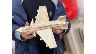 PLM教育 | 把木头玩成艺术：宝龙艺术教育木艺课，让孩子在动手间收获成长与热爱