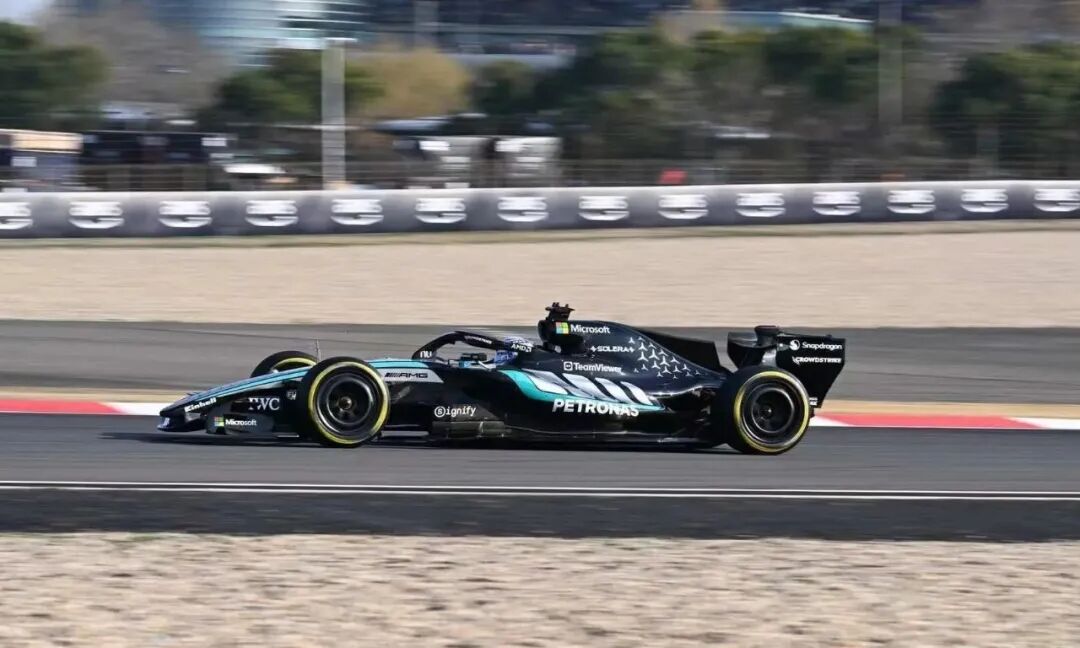 赛况直击：2026F1中国大奖赛首日，拉塞尔冲刺排位赛夺杆，师炜年度首秀顺利完成