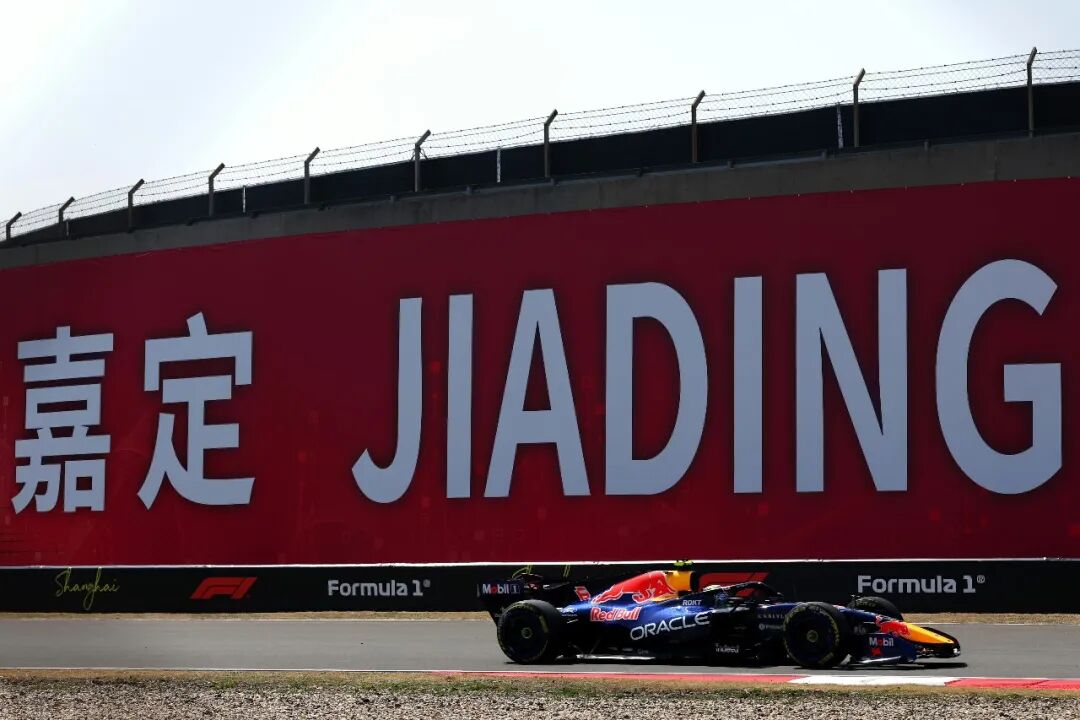 赛况直击：2026F1中国大奖赛首日，拉塞尔冲刺排位赛夺杆，师炜年度首秀顺利完成