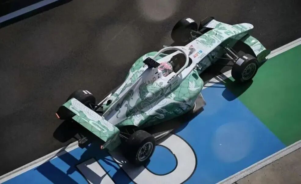 赛况直击：2026F1中国大奖赛首日，拉塞尔冲刺排位赛夺杆，师炜年度首秀顺利完成