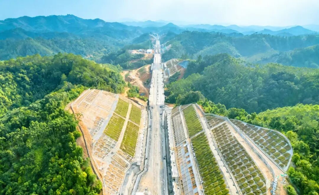 无砟轨道施工告捷!中建八局柳梧铁路项目跑出“加速度”