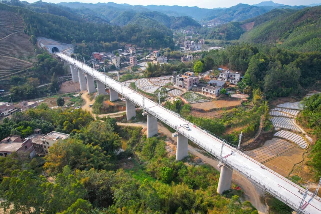 无砟轨道施工告捷!中建八局柳梧铁路项目跑出“加速度”