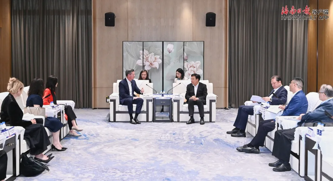 冯飞会见雅诗兰黛集团亚太区及全球旅游零售总裁高慕德