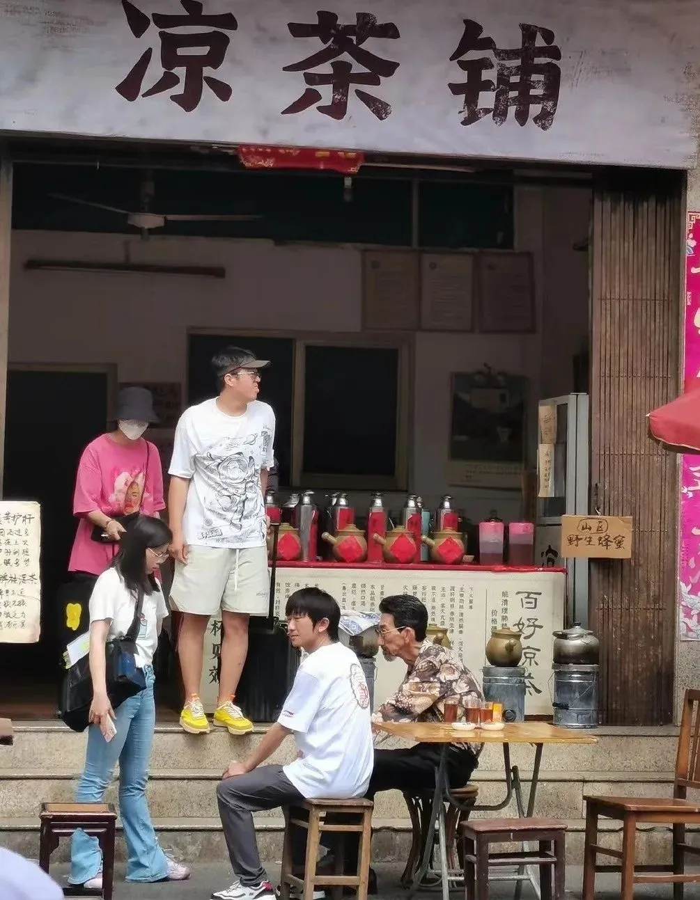 陈伟霆来高明拍戏！钟楚曦、向涵之也在现场