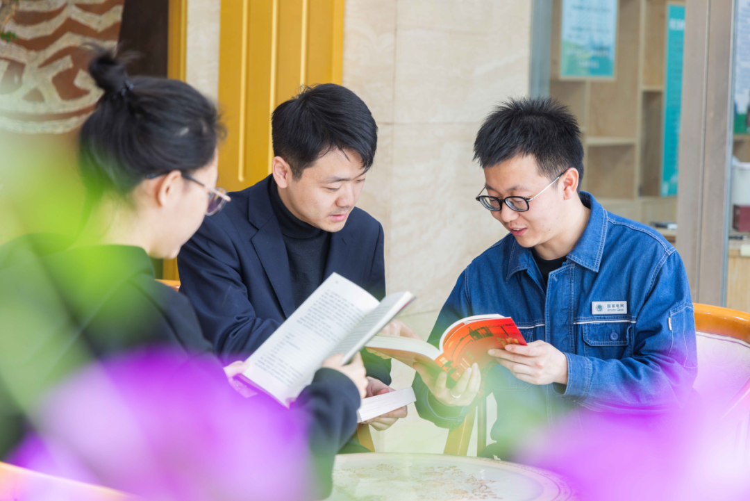 组图｜以书香赋能电网 用知识守护光明_澎湃号·政务_澎湃新闻-The Paper