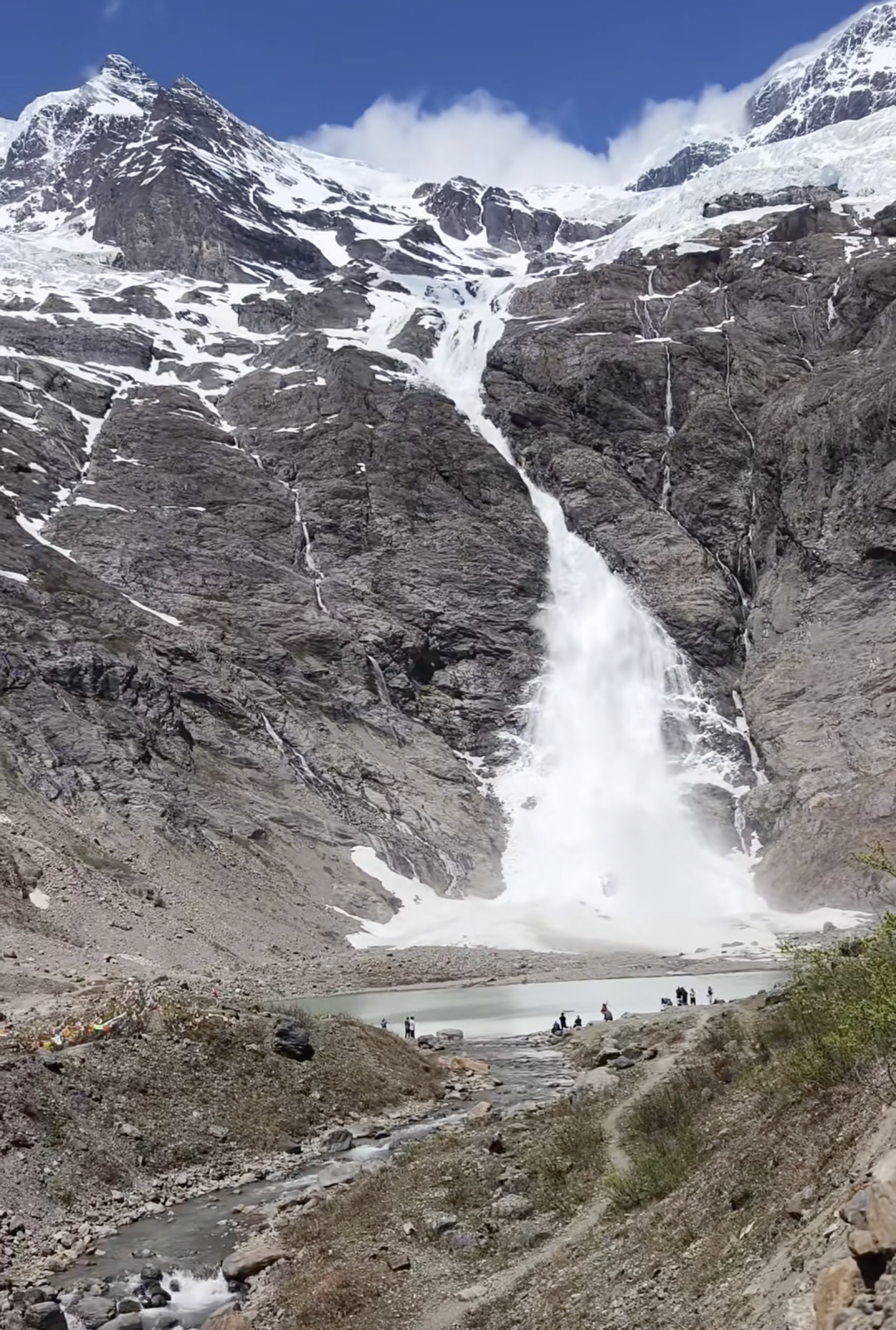 雨崩冰湖发生雪崩如瀑布倾泻，当地：未造成人员伤亡，未开发区域禁止进入