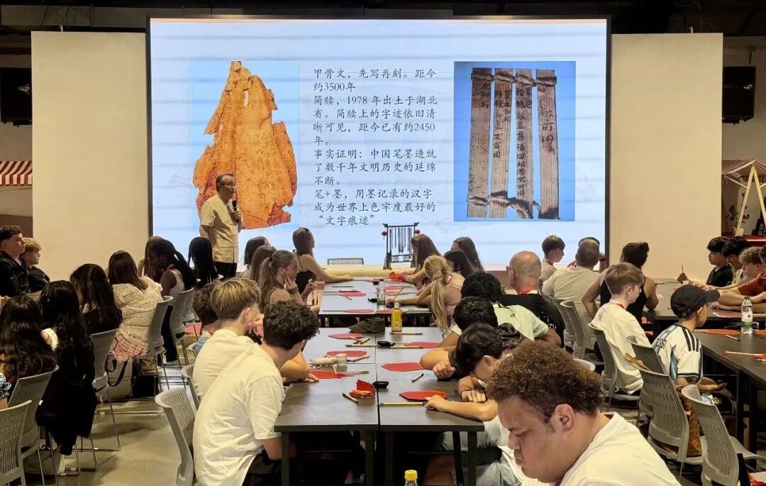 英伦少年“解锁”中国非遗，在笔墨宫坊写下生肖金文