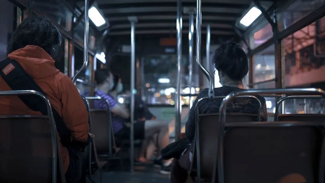“瘦身”的夜班车:谁来照亮打工人的归途
