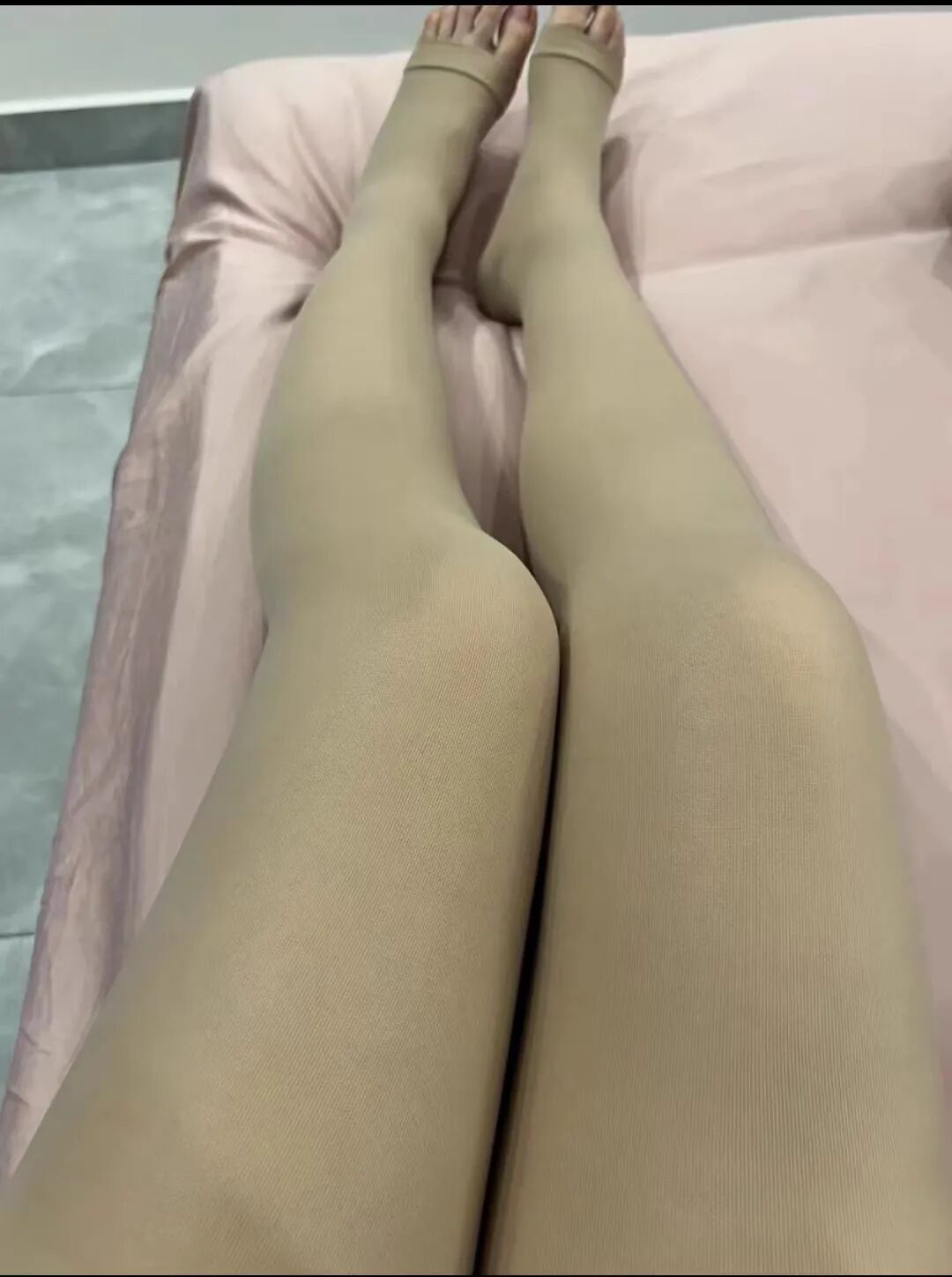 “看看,大腿、小腿、胯部、腹部全都是栓子,静脉快堵死了”