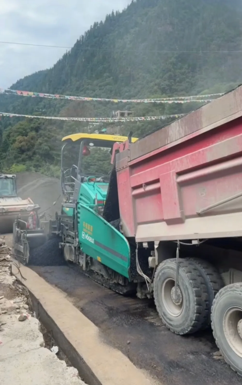 “徒步天堂”雨崩被曝将通公路，景区：通车后不允许社会车辆进入，游客需搭乘观光车进入，徒步建议走尼农线路