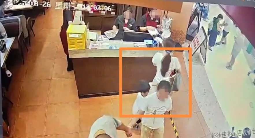女子称被4岁男童摸臀，事后情绪一度崩溃，被120送医抢救，对方父母认为系无意碰到；多次调解失败，完整监控曝光