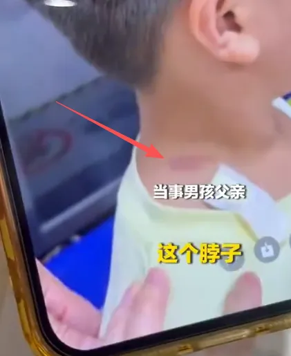 女子称被4岁男童摸臀，事后情绪一度崩溃，被120送医抢救，对方父母认为系无意碰到；多次调解失败，完整监控曝光