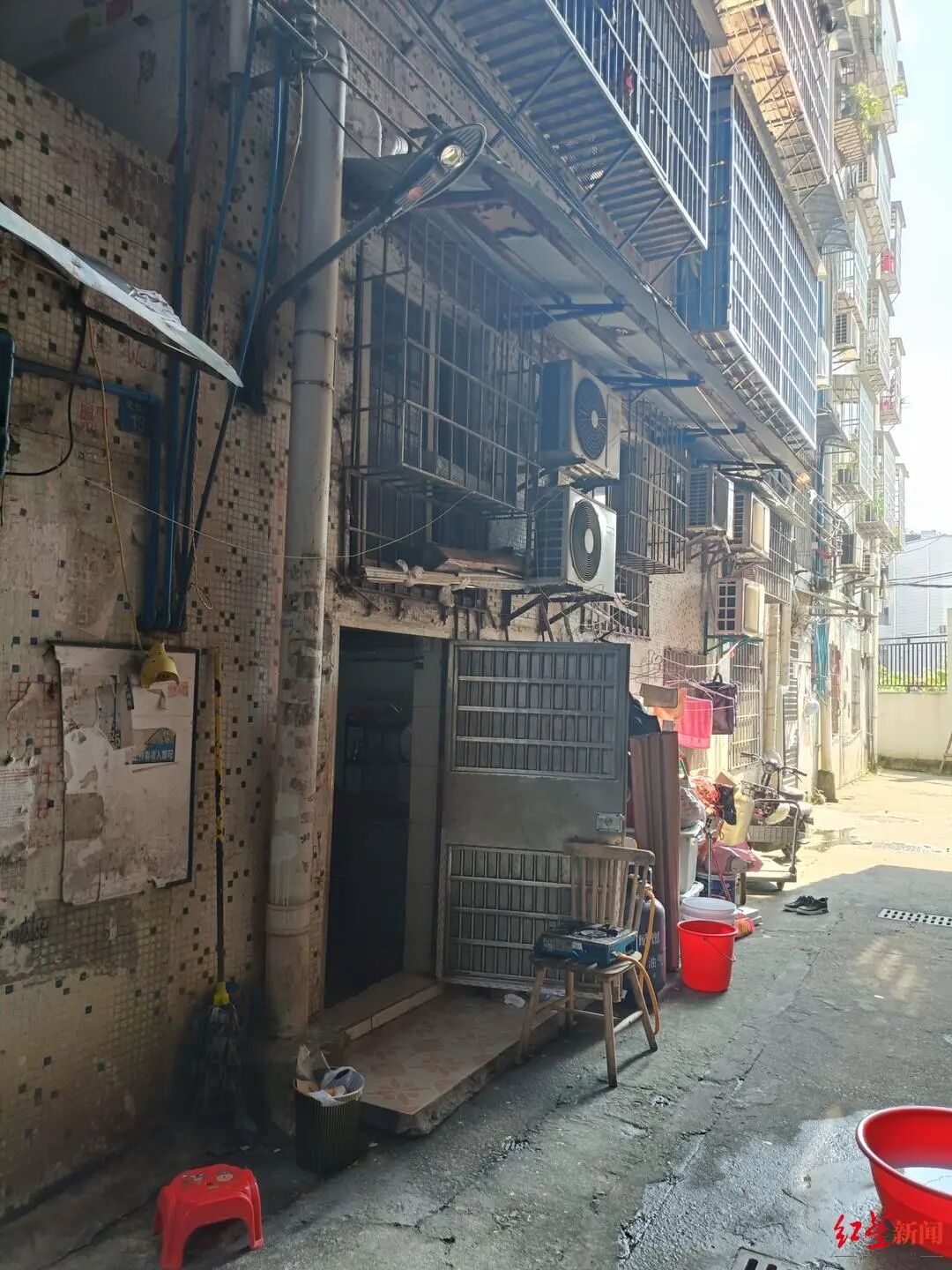 “梅姨”微信朋友圈曝光：昵称“瑜珍2”，最后一张图发了一把锁；社区环卫工称其下午出门卖芒果；房东：儿子有智力障碍，已被安置