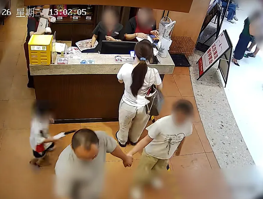 女子称被4岁男童摸臀，事后情绪一度崩溃，被120送医抢救，对方父母认为系无意碰到；多次调解失败，完整监控曝光