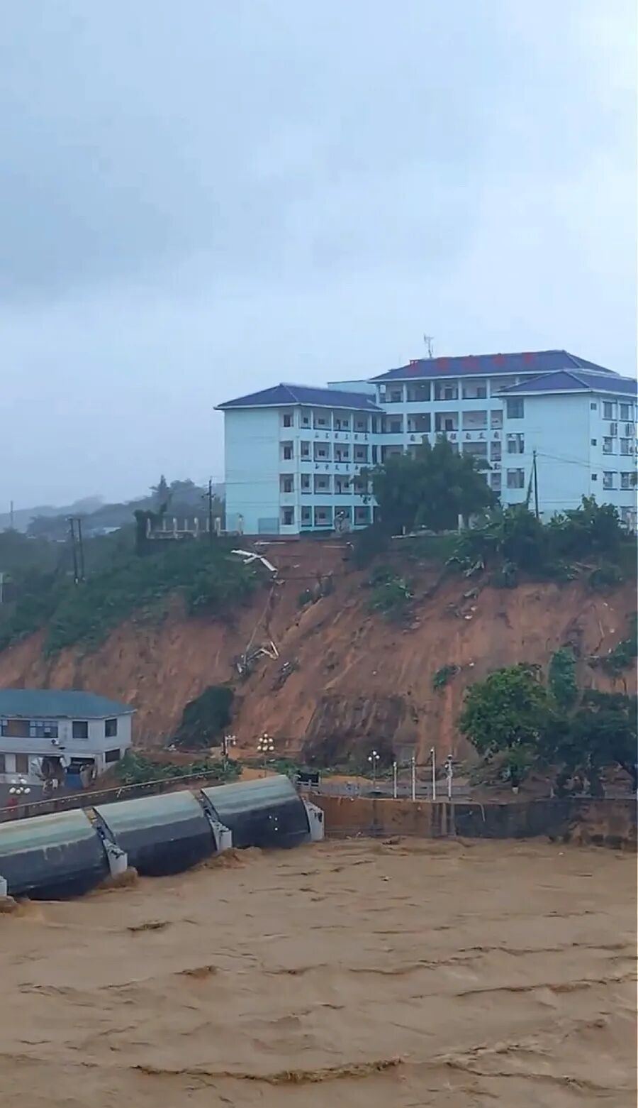 海南五指山暴雨致山体滑坡，一所学校紧邻塌方边缘？校方：对楼体结构尚无影响，暂不允许学生进入相关区域；五指山市发布“五停一关”通知