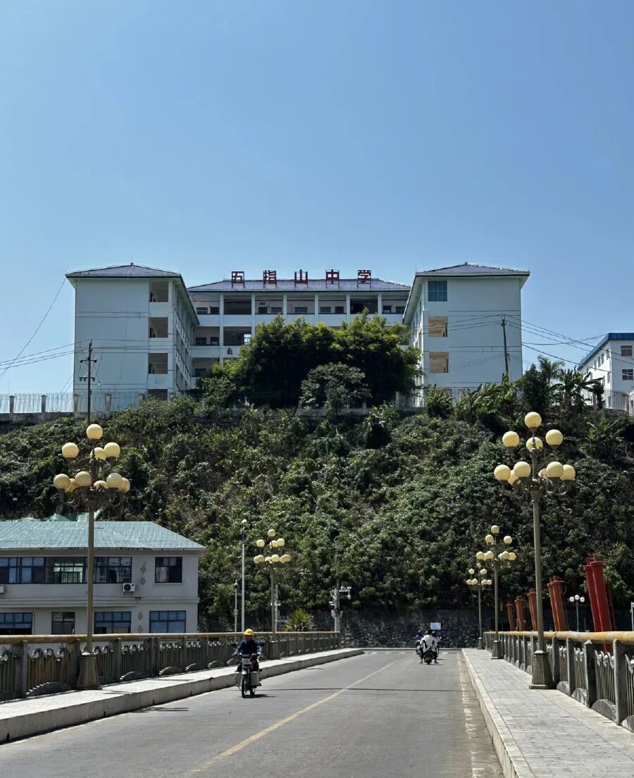 海南五指山暴雨致山体滑坡，一所学校紧邻塌方边缘？校方：对楼体结构尚无影响，暂不允许学生进入相关区域；五指山市发布“五停一关”通知