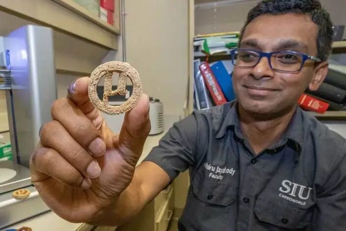 塑料瓶竟然被科学家做成了饼干,吃起来会是塑料味吗?