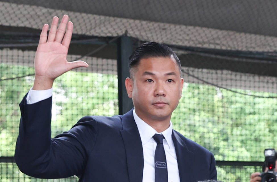 艺人陈建州突发心梗被紧急送医手术，妻子范玮琪回应：其血管堵到90%，原计划要出差日本，接到消息时自己被当场吓哭；目前术后平安