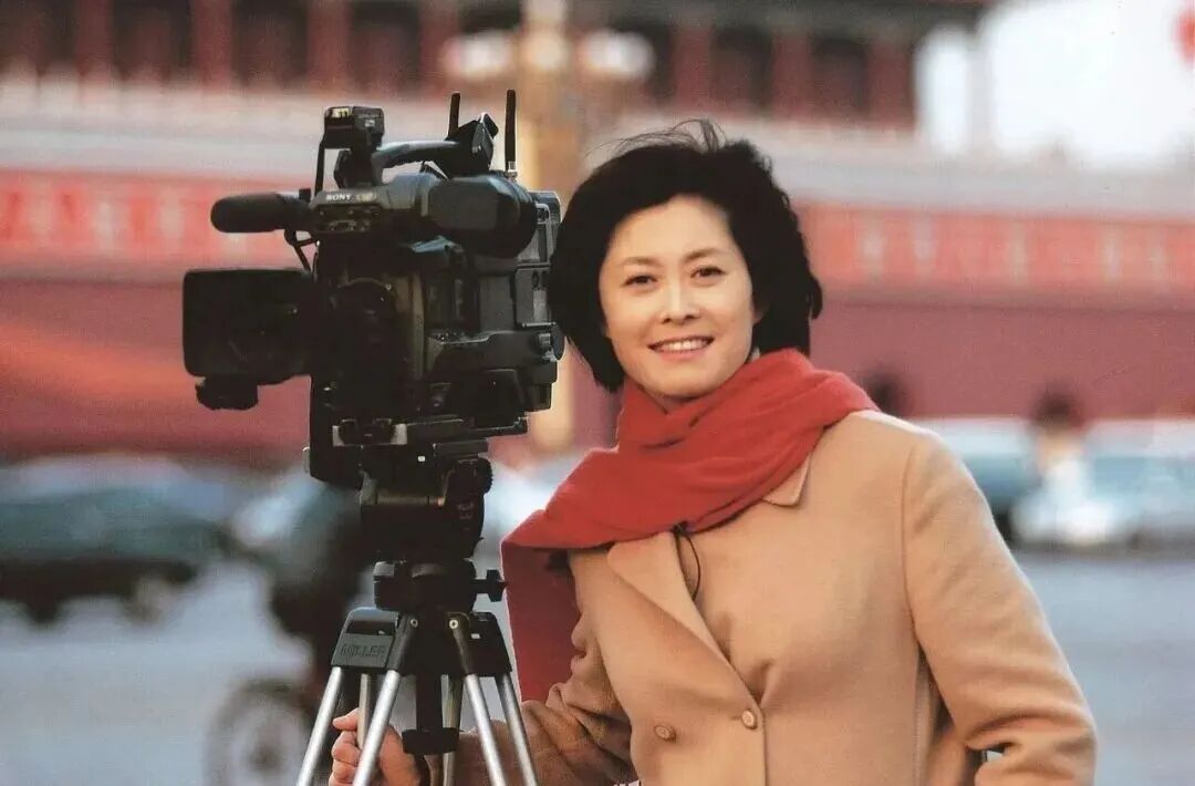 敬一丹告别仪式在北京八宝山举行，朱军、朱迅、王宁夫妇、水均益等现场送别