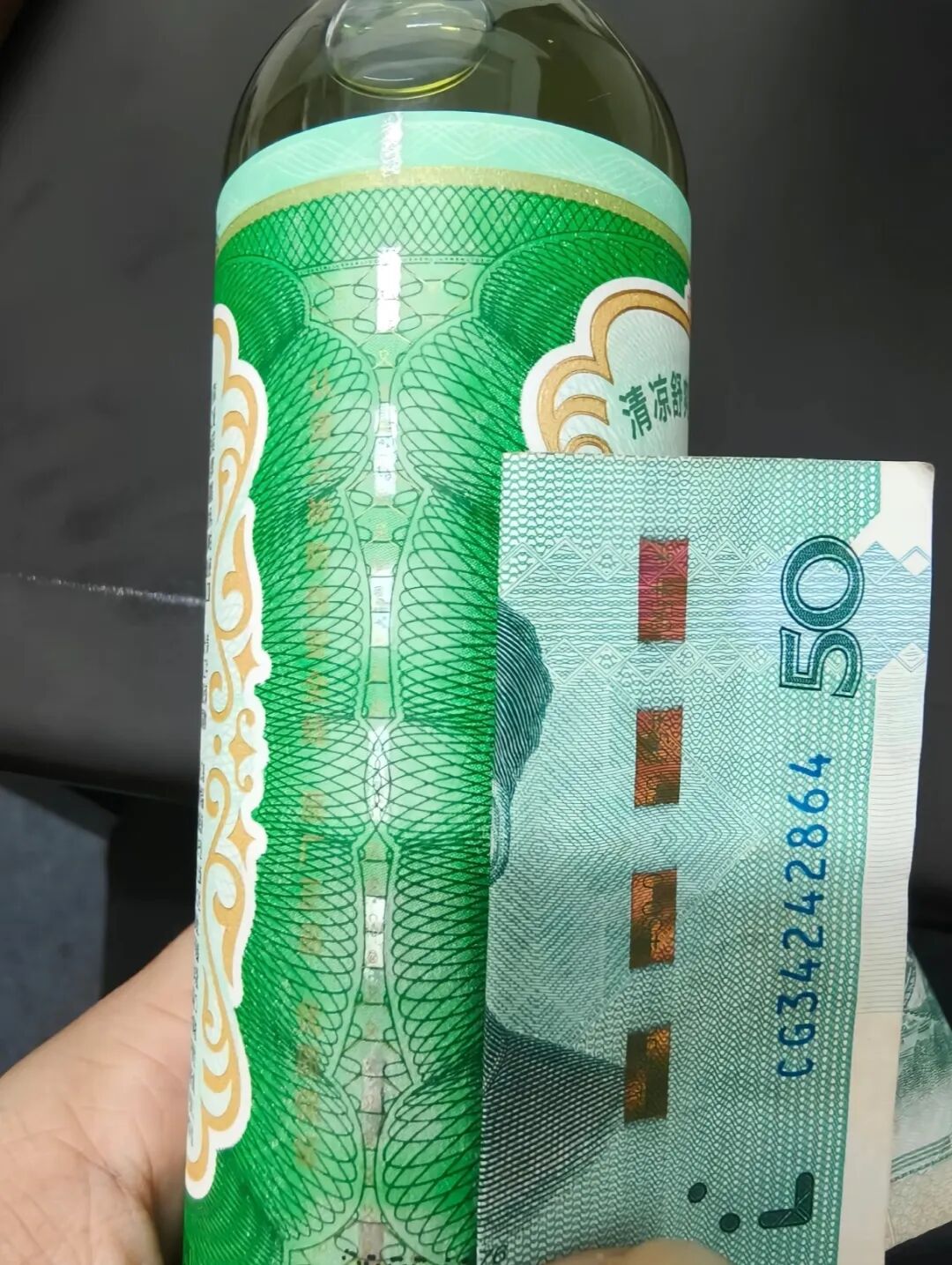 六神花露水焕新包装引“围观”，瓶身有安全线、暗纹，部分纹路在紫外光下呈荧光效果，网友：拿在手里像验钞；企业：未使用印钞专用纸_澎湃号·媒体 ...