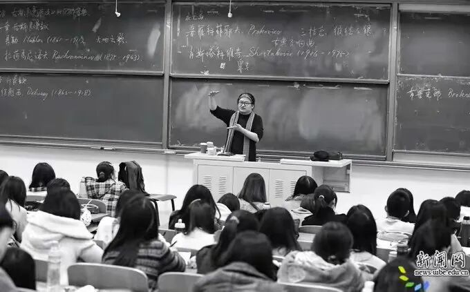 刘欢中秋节病逝，那英、林志炫、老狼、吉克隽逸等众星悼念；学生追忆：他的课要靠“抢”，课堂上他会直接开口示范演唱