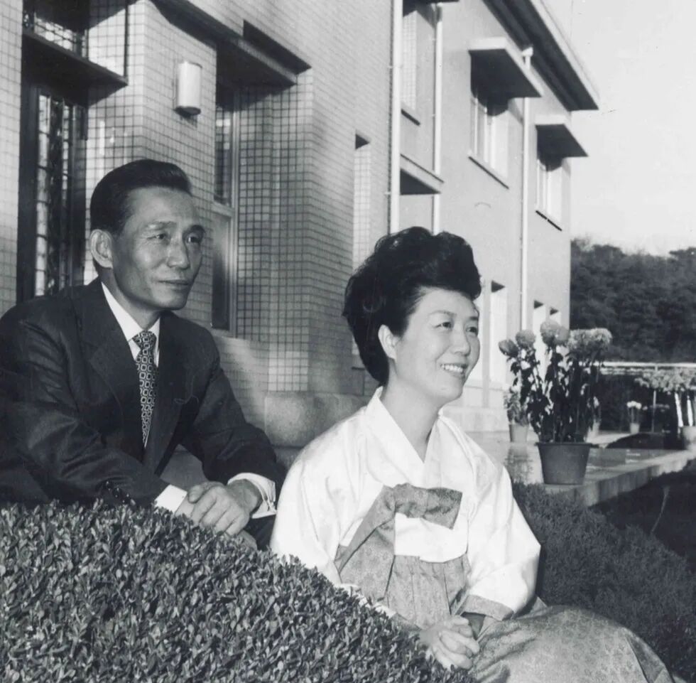 首次公开，朴正熙曾在夫人陆英修遇刺身亡后致信朴槿惠：“中枪的是我就好了”