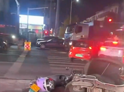 最新 | “老头乐”多次撞击警车！深夜通报！