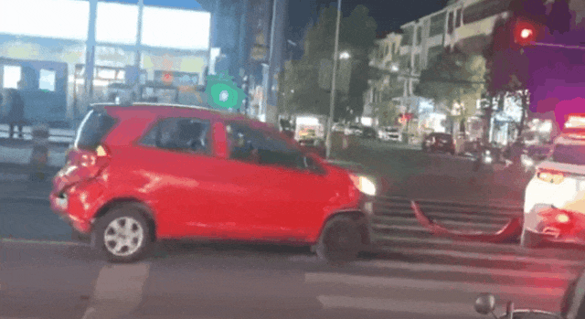 最新 | “老头乐”多次撞击警车！深夜通报！