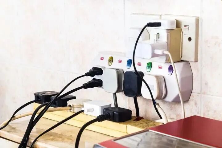 小小充电器暗藏大隐患！用电安全敲警钟