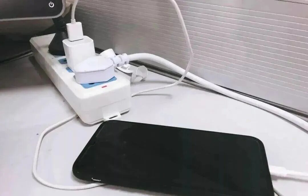 小小充电器暗藏大隐患！用电安全敲警钟