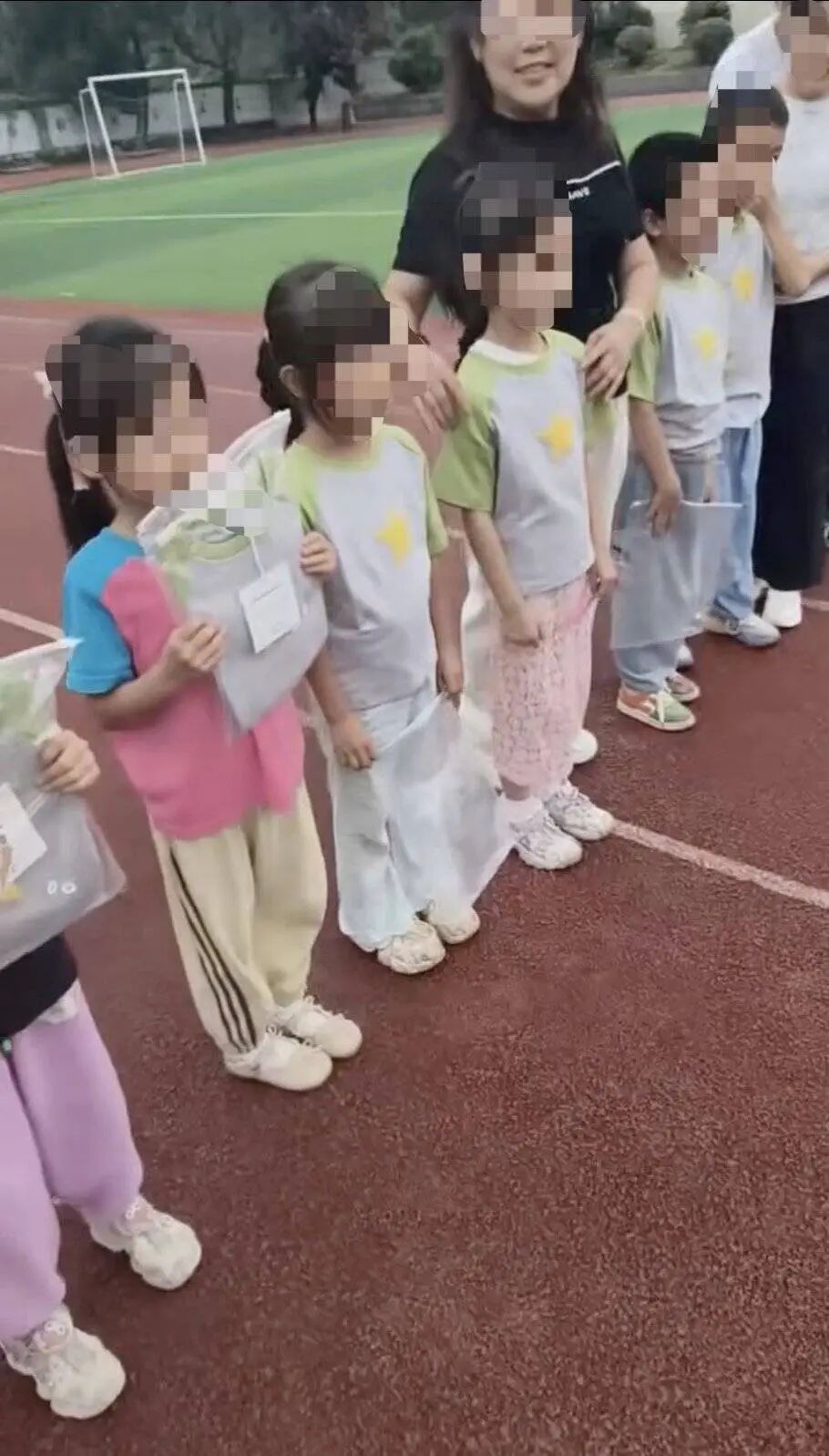 服装店老板向老家特殊学校捐赠300套衣服，发现被活动组织者儿子冒名宣传，组织者：现场沟通失误，导致报道错误