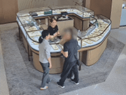 浙江一对夫妻花67.3万买两块劳力士，不挑选、不试戴；店员报警：他们先说买给家里人，又说用于投资！民警上门时两人正把手表打包寄出