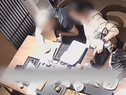 浙江一对夫妻花67.3万买两块劳力士，不挑选、不试戴；店员报警：他们先说买给家里人，又说用于投资！民警上门时两人正把手表打包寄出