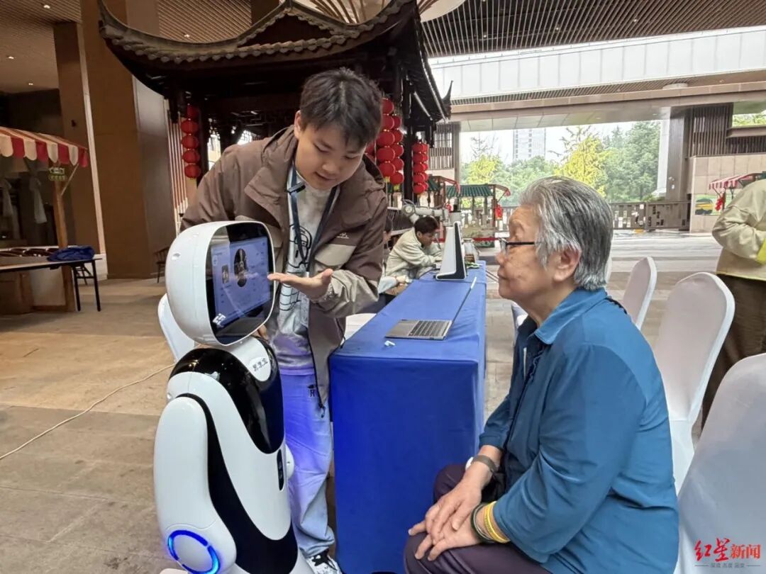 会舌诊、能艾灸！“成都造”养老机器人组团走进养老机构