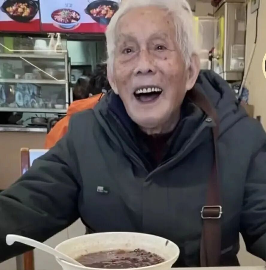 江苏无锡94岁爷爷独自乘40多小时火车到西藏旅游，熟练使用手机订票、订酒店，还会拼车！年轻时毕业于上海交大，退休后几乎游遍全国